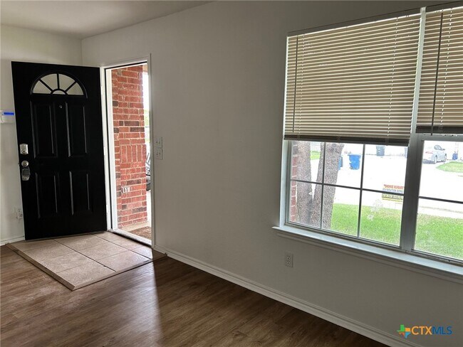 Foto del edificio - 3039 Pine Valley Dr