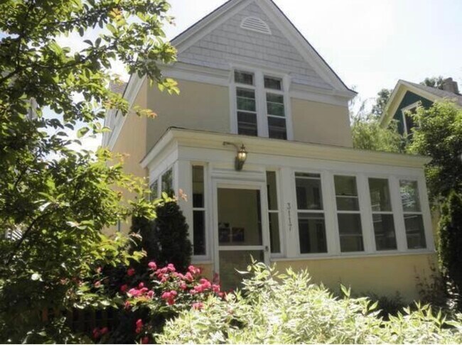 Building Photo - 3117 Harriet Ave