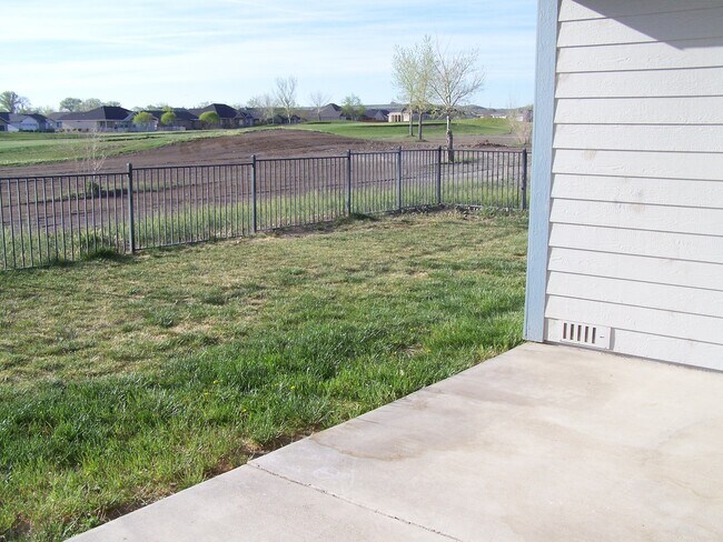 Building Photo - Charming 3 Bedroom Golf Course Home