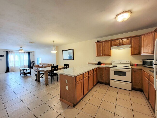 Foto del edificio - Large 4 bedroom town home with ceramic til...