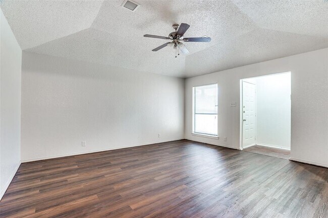 Building Photo - 2820 Ridgecrest Dr