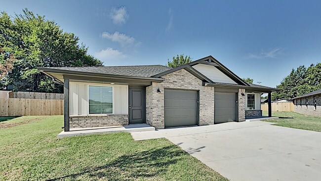 Building Photo - 2 Bedroom, 2 Bathroom, 1 Car Garage Duplex...