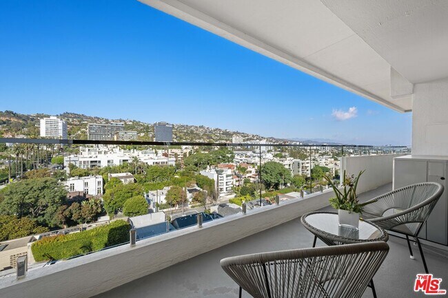 Foto del edificio - 838 N Doheny Dr