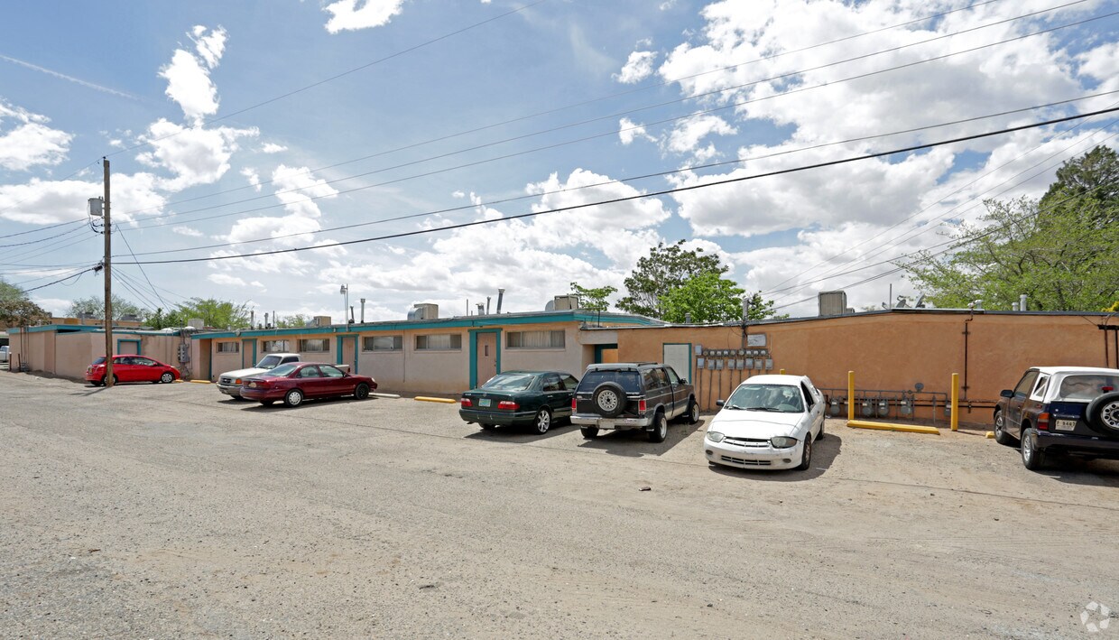Building Photo - 720-728 Truman St NE