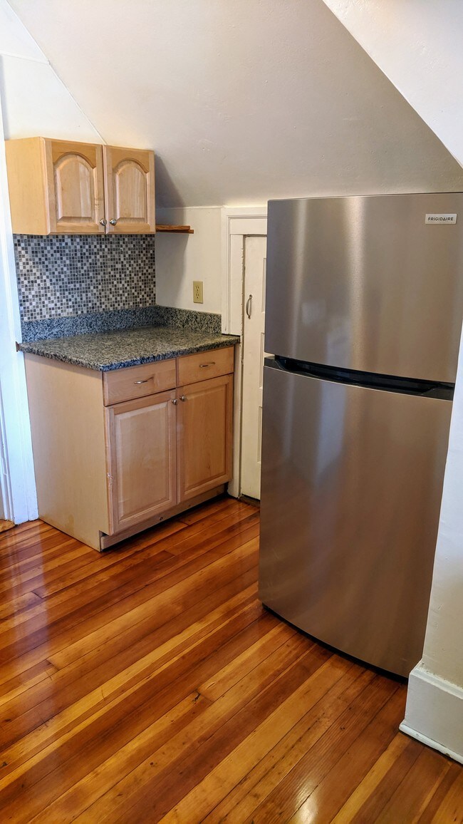 Building Photo - 877 Pleasant St