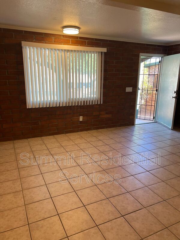 Foto del edificio - 2511 N Edith Blvd
