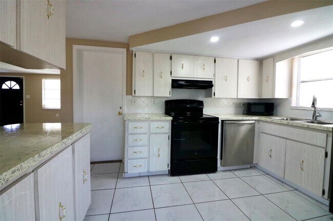 Building Photo - 3221 Holiday Lake Dr