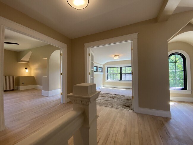 Building Photo - *Restored Historic 3 Bed Penthouse In Desi...