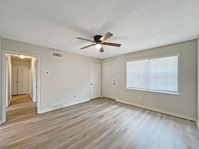 Building Photo - 2372 Ashland Dr