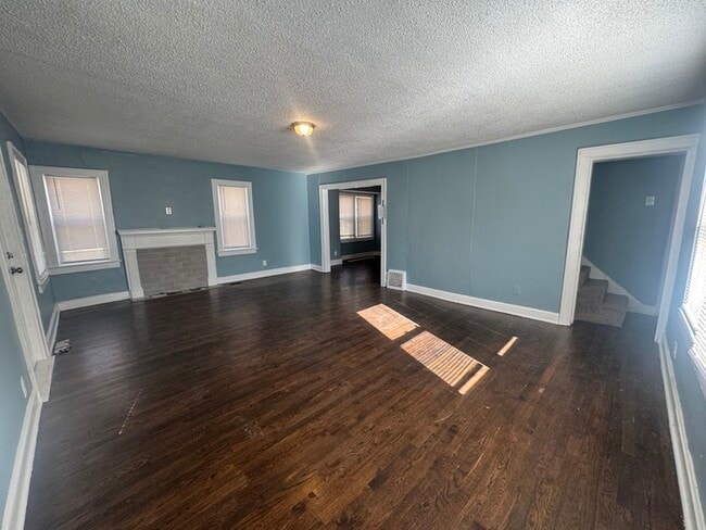 Building Photo - Charming Home