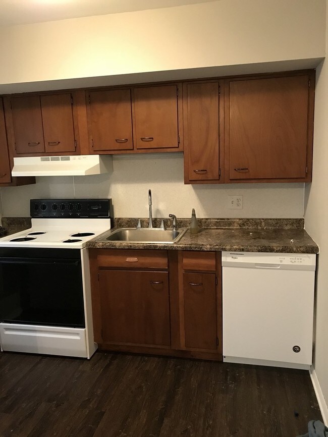 Building Photo - Spacious Town-home In A Great Niles Location!
