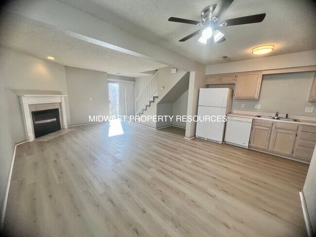 Foto del edificio - Stunning townhome w/ outdoor Maintenance p...