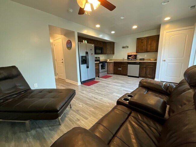 Foto del edificio - 3 bedroom 2 1/2 Bath Townhouse- Partially Furnished- Ready this month