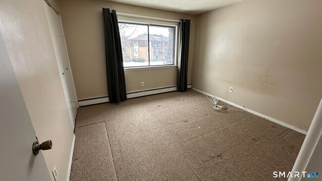 Building Photo - 581 Crown St