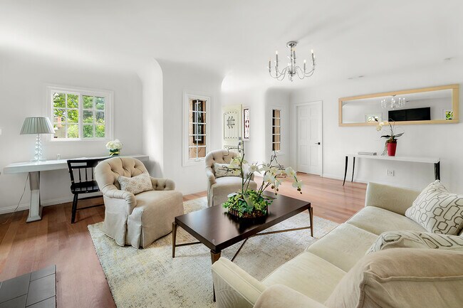 Rincón de oficina en casa - 2173 San Pasqual St