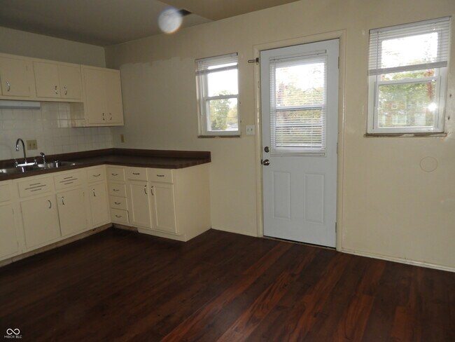 Foto del edificio - 6006 Dickson Rd