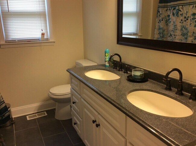 Foto del edificio - 564 Briarwood Dr