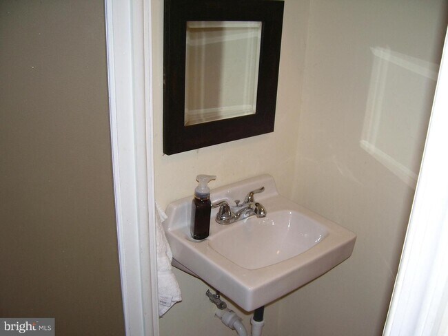 Foto del edificio - 7612 Elmwood Ave