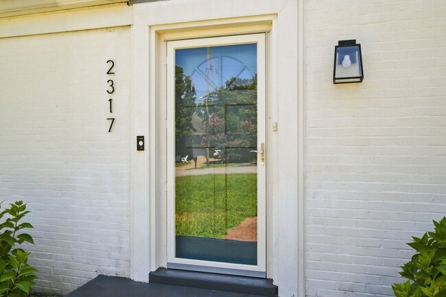 Foto del edificio - 2317 Deerwood Rd