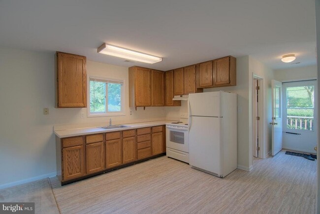 Building Photo - 5105 Shore Dr