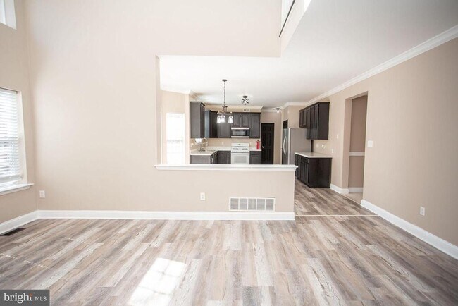 Building Photo - 1027 Dartmoor Ave