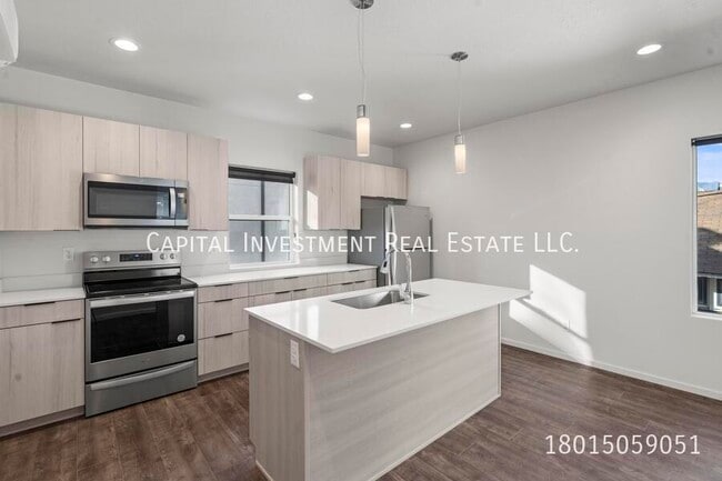 Building Photo - 1689 S W Temple St