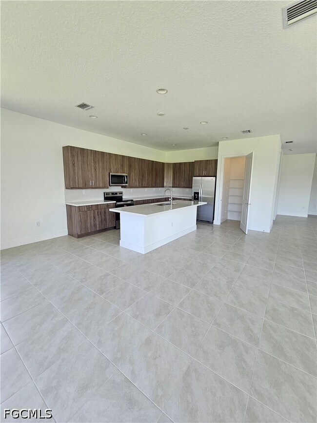 Foto del edificio - 5166 Julienne Rd
