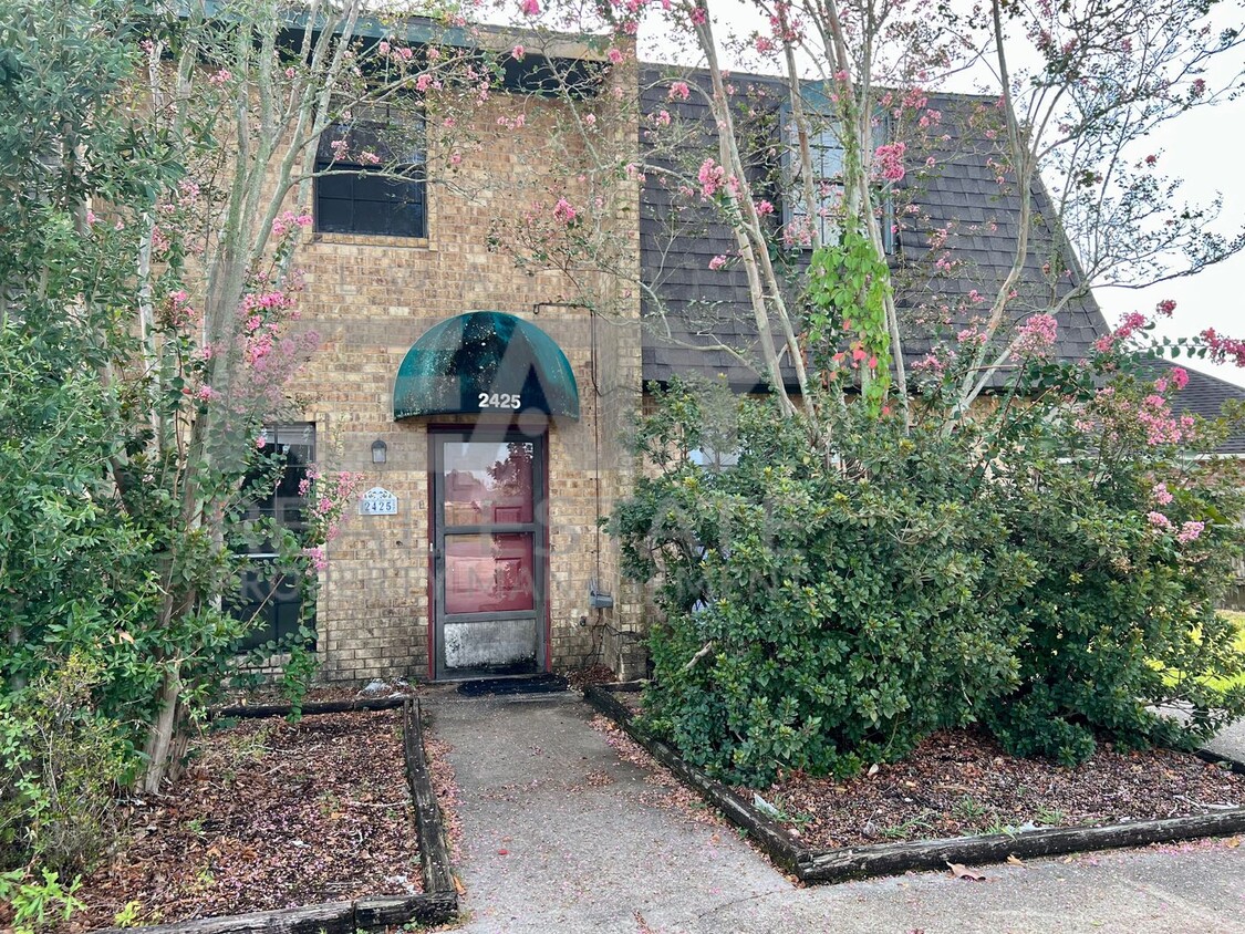 Primary Photo - 2 Bedroom, 1.5 Bathroom Townhouse is Avail...