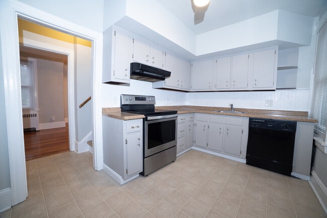 Building Photo - 876 Main St