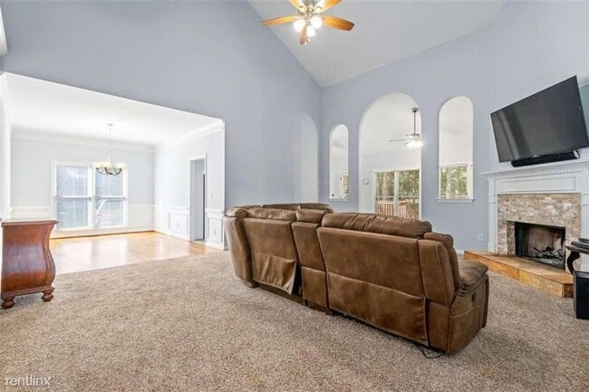 Building Photo - 3998 Tamarack Dr NW