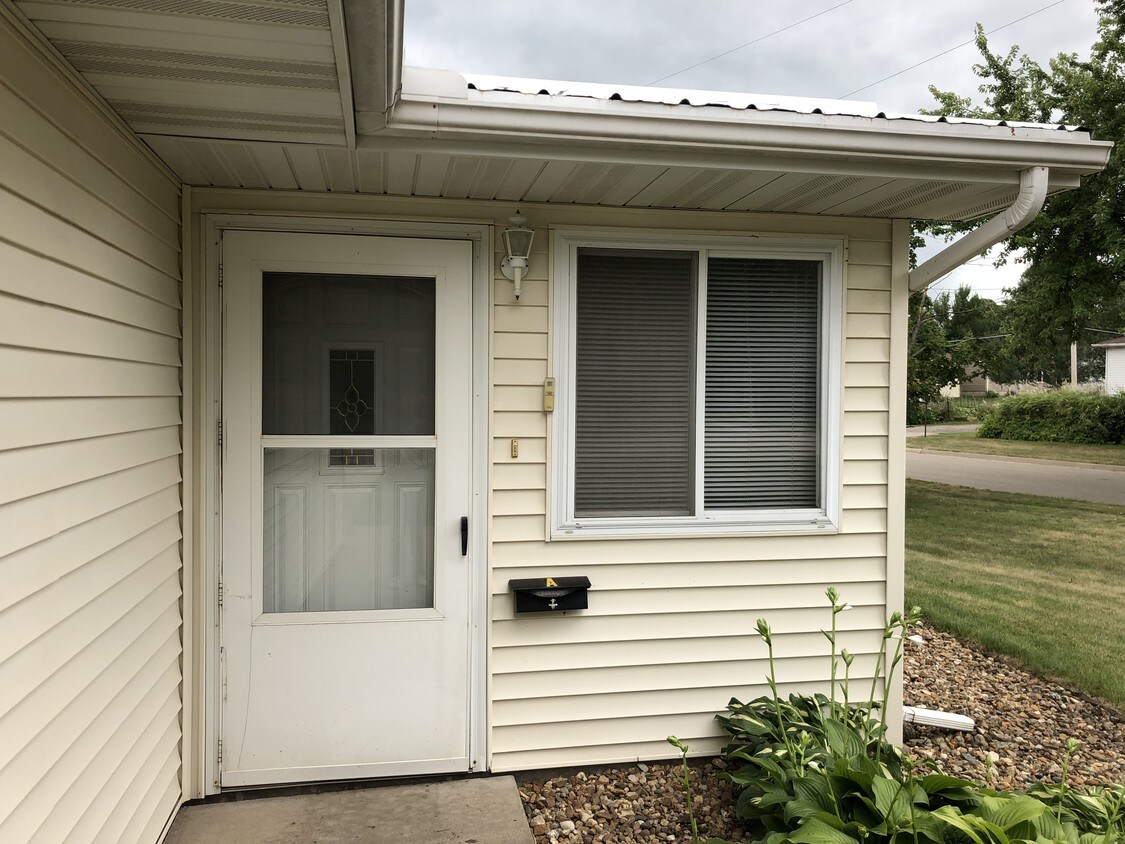 801 Elm St, Traer, IA 50675 Townhome Rentals in Traer IA
