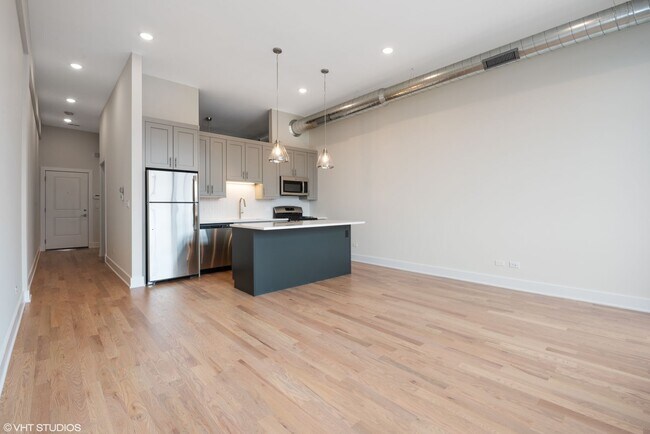 Foto del edificio - Top Floor 1 Bed 1 Bath Pet Friendly New Co...