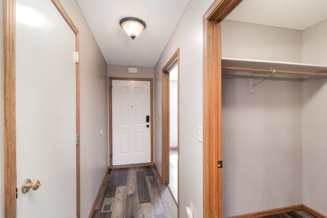 Foto del edificio - 2 Bed | 1 Bath Updated One Level Home