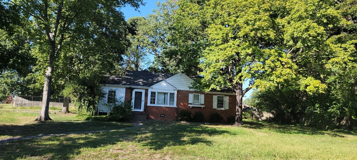 Primary Photo - Delightful 3 Bedroom West End Home Availab...