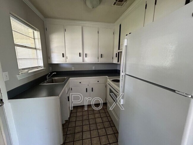 Building Photo - 909 S 10th St