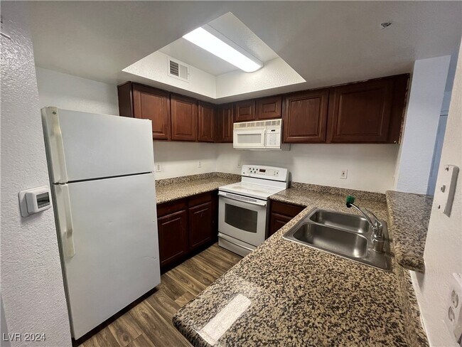 Foto del edificio - 6800 E Lake Mead Blvd