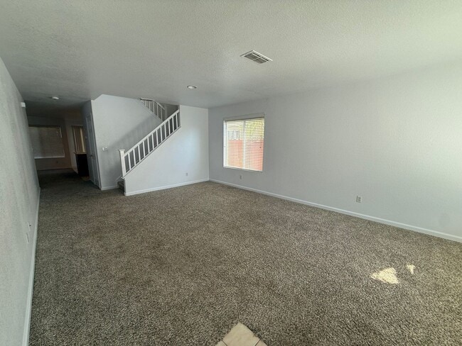 Building Photo - Beautiful Large 4 Bedroom 2.5 Bath Home