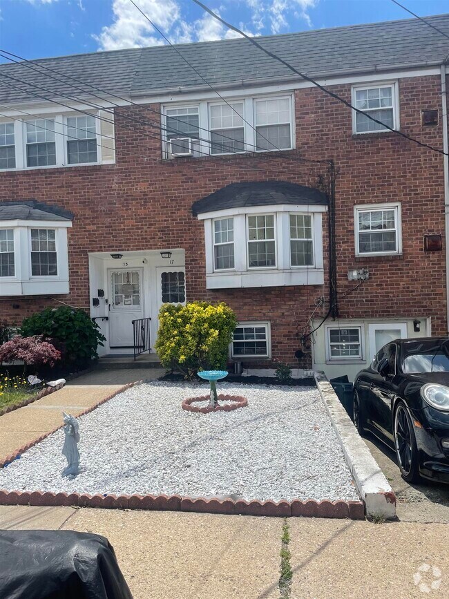 Country Village at Roosevelt Park Apartments for Rent with a Garage