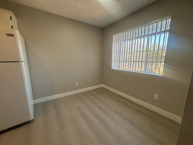 Foto del edificio - ½ OFF First Month's Rent! Updated 2 Bed | 1 Bath Apartment with In-Unit Washer & Dryer