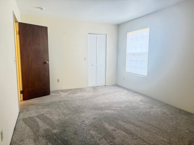 Foto del edificio - 2BR/2BA | Newly Renovated Condo| Nice views of grassy area | Community Pool!