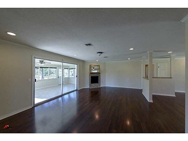 Foto del edificio - 4208 Wildwood Dr