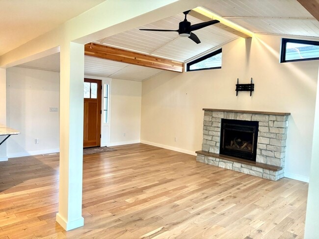 Foto del edificio - Spacious House. Expansive Lot. Prime Location