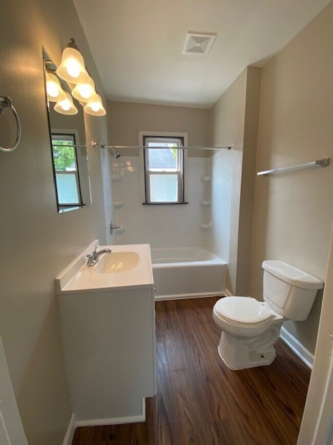 Foto del edificio - 350-352-352 E Hinman Ave