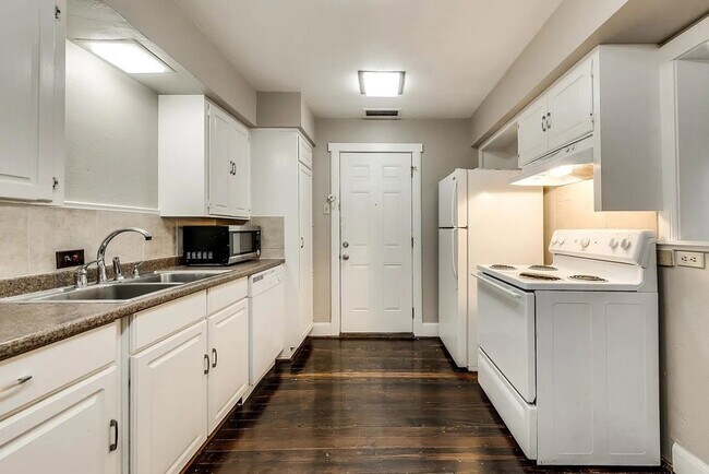 Building Photo - 202 S Willomet Ave
