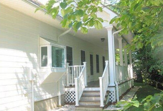 Building Photo - 690 Pinewood Dr