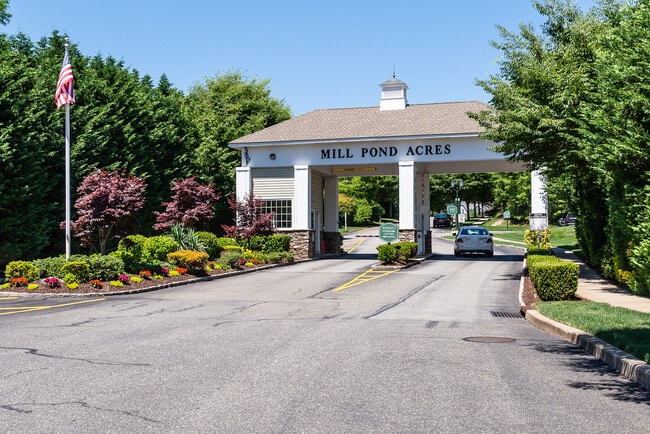 Foto del edificio - 115 Pond View Dr