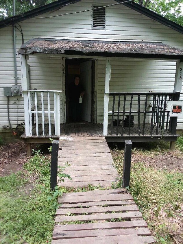 Primary Photo - 216 Clyburn St