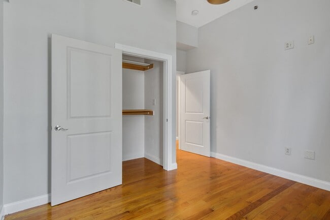 Building Photo - Queen room in 5-bed/2.5-bath Home