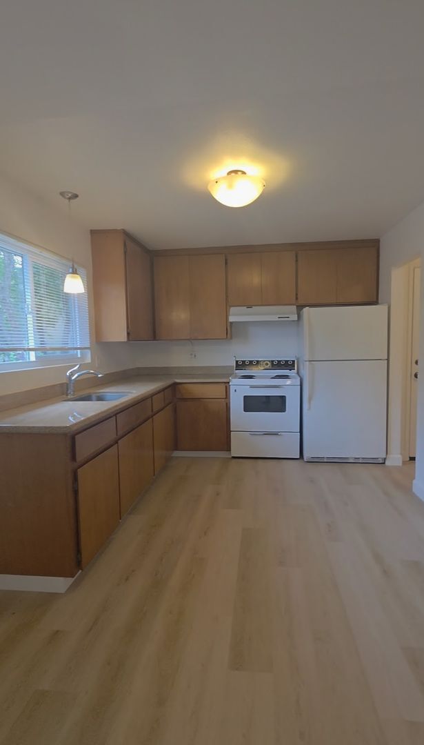 Building Photo - West Side Petaluma 2 Bedroom, 1 Bathroom Corner Unit