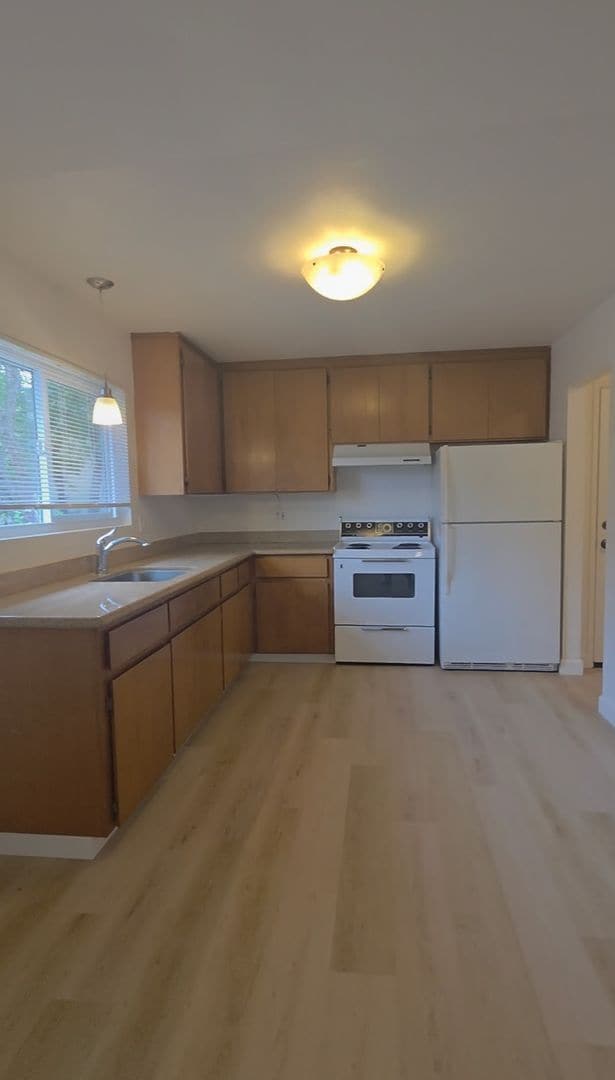 Building Photo - West Side Petaluma 2 Bedroom, 1 Bathroom Corner Unit